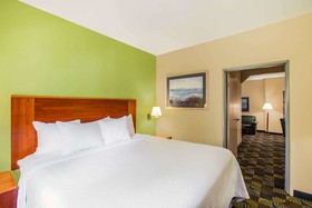 Days Inn & Suites by Wyndham Corpus Christi Central