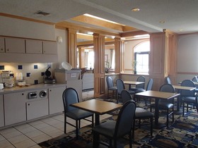 Days Inn & Suites by Wyndham Corpus Christi Central