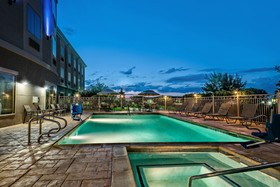 Holiday Inn Express Hotel & Suites Cotulla
