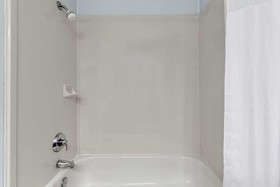 Days Inn & Suites by Wyndham Dallas
