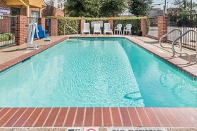 Days Inn & Suites by Wyndham Dallas