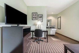 Days Inn & Suites by Wyndham Dallas