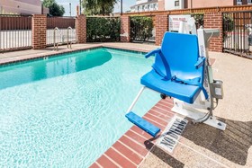 Days Inn & Suites by Wyndham Dallas