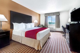 Days Inn & Suites by Wyndham Dallas