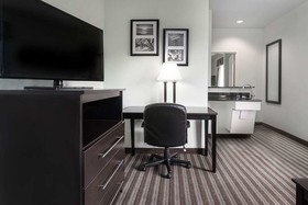 Days Inn & Suites by Wyndham Dallas
