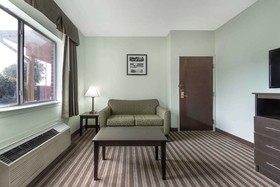 Days Inn & Suites by Wyndham Dallas