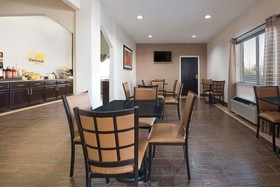 Days Inn & Suites by Wyndham Dallas