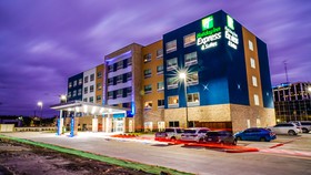 Holiday Inn Express & Suites Dallas Market Center - Love Field