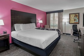 La Quinta Inn & Suites by Wyndham Dallas I-35 Walnut Hill Ln