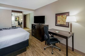 La Quinta Inn & Suites by Wyndham Dallas I-35 Walnut Hill Ln