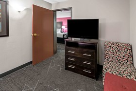 La Quinta Inn & Suites by Wyndham Dallas I-35 Walnut Hill Ln