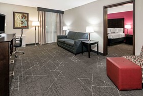 La Quinta Inn & Suites by Wyndham Dallas I-35 Walnut Hill Ln