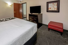 La Quinta Inn & Suites by Wyndham Dallas I-35 Walnut Hill Ln