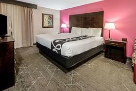 La Quinta Inn & Suites by Wyndham Dallas I-35 Walnut Hill Ln