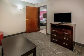 La Quinta Inn & Suites by Wyndham Dallas I-35 Walnut Hill Ln