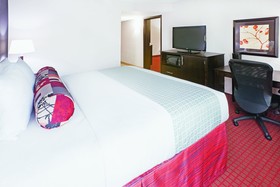 La Quinta Inn & Suites by Wyndham Dallas I-35 Walnut Hill Ln
