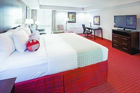 La Quinta Inn & Suites by Wyndham Dallas I-35 Walnut Hill Ln