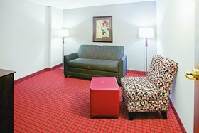 La Quinta Inn & Suites by Wyndham Dallas I-35 Walnut Hill Ln