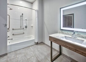 La Quinta Inn & Suites by Wyndham Dallas/Fairpark