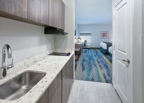 La Quinta Inn & Suites by Wyndham Dallas/Fairpark