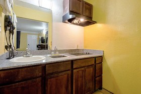 Economy Inn & Suites