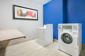 La Quinta Inn & Suites by Wyndham Denton - University Drive