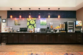 La Quinta Inn & Suites by Wyndham Denton - University Drive