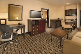 La Quinta Inn & Suites by Wyndham Denton - University Drive