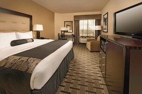 La Quinta Inn & Suites by Wyndham Denton - University Drive