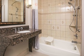 La Quinta Inn & Suites by Wyndham Dallas South-DeSoto