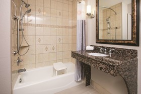 La Quinta Inn & Suites by Wyndham Dallas South-DeSoto
