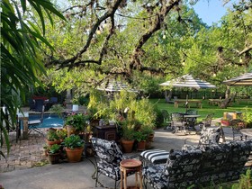 Cedar Oaks Inn