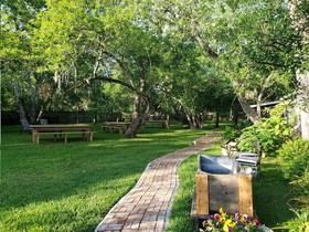 Cedar Oaks Inn