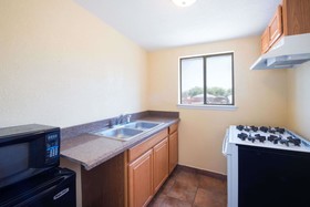 Executive Inn & Kitchenette Suites