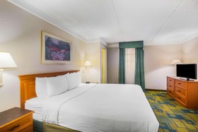 Super 8 by Wyndham Eagle Pass