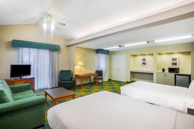 Super 8 by Wyndham Eagle Pass