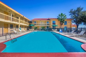 Super 8 by Wyndham Eagle Pass