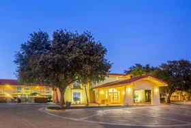Super 8 by Wyndham Eagle Pass