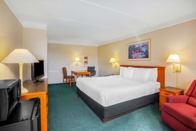 Super 8 by Wyndham Eagle Pass