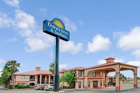 Days Inn & Suites by Wyndham Braunig Lake