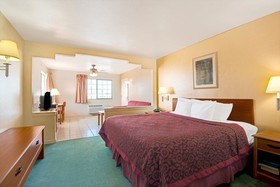Days Inn & Suites by Wyndham Braunig Lake