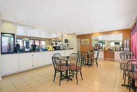 Days Inn & Suites by Wyndham Braunig Lake