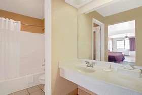 Days Inn & Suites by Wyndham Braunig Lake