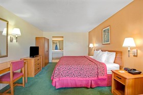 Days Inn & Suites by Wyndham Braunig Lake