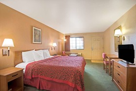 Days Inn & Suites by Wyndham Braunig Lake