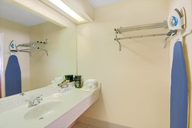 Days Inn & Suites by Wyndham Braunig Lake