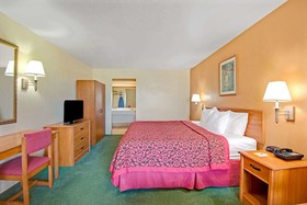 Days Inn & Suites by Wyndham Braunig Lake