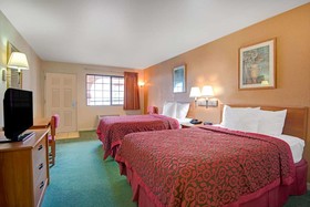 Days Inn & Suites by Wyndham Braunig Lake