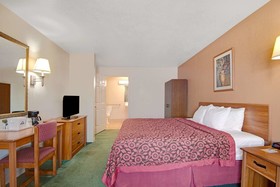 Days Inn & Suites by Wyndham Braunig Lake