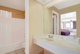 Days Inn & Suites by Wyndham Braunig Lake